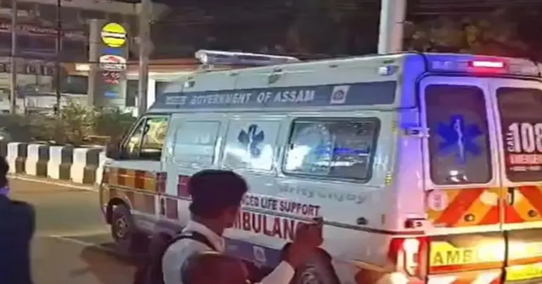 গুয়াহাটিতে আবাসিক হোটেলে গোলাগুলির ঘটনার পর ঘটনাস্থলে জড়ো হওয়া উৎসুক জনতা ও অ্যাম্বুলেন্স